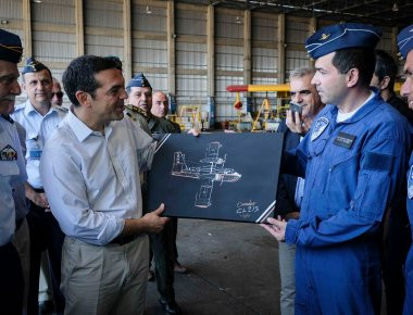 Ξεχωριστό δώρο απ΄ τους τεχνικούς των Canadair στον Αλ. Τσίπρα (φωτό, βίντεο)